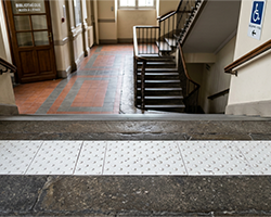 Comment implanter une bande podotactile en haut d'un escalier de mani�re r�glementaire ?