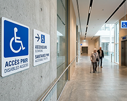 Comment concevoir un parcours d'accessibilit� dans un ERP avec le bon panneau PMR ?
