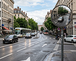 R&eacute;glementation du miroir routier en agglom&eacute;ration : que dit la loi en 2026 ?
