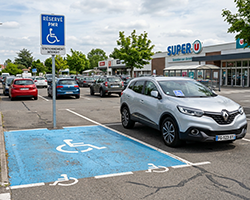 Stationnement abusif sur place PMR : sanctions et recours en parking priv�