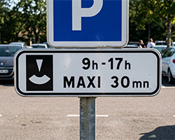 Comment associer correctement un panonceau � un panneau de police ?