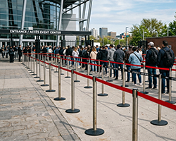 File d'attente et gestion des flux : comment agencer votre poteau de guidage ?