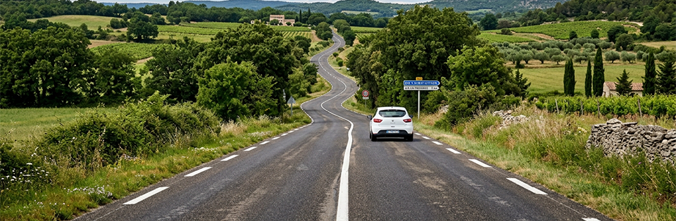 marquage peinture blanche sur route