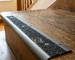 Escaliers en bois ext&eacute;rieurs : comment &eacute;viter les glissades sans d&eacute;naturer le support ?