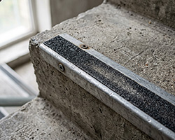 Comment poser une bande antid&eacute;rapante sur un escalier ext&eacute;rieur en b&eacute;ton ?