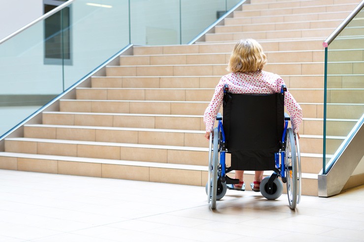 Rampes d'accès PMR pour les handicapés : guide et conseils - Virages