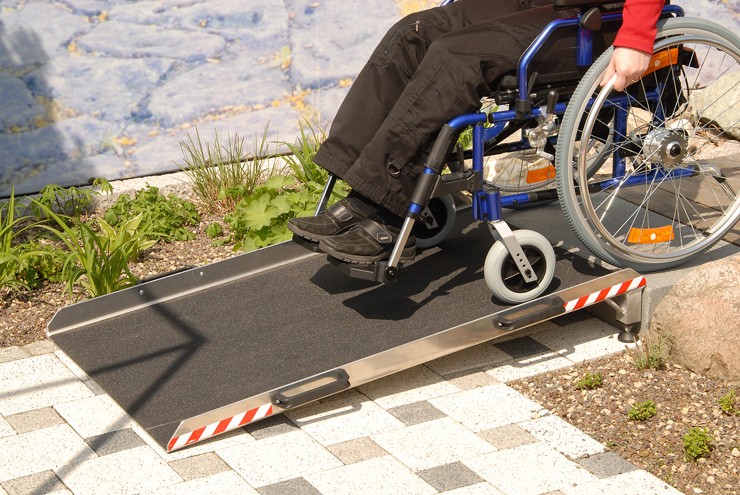 Rampes d'accès PMR pour les handicapés : guide et conseils - Virages