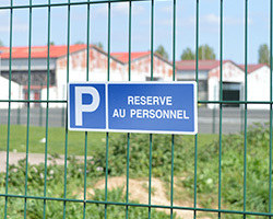Panneau de parking, la signalisation dans les règles de l'art !