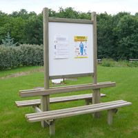 Panneau d'information avec banc 