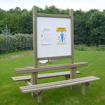 Panneau d'information avec banc 